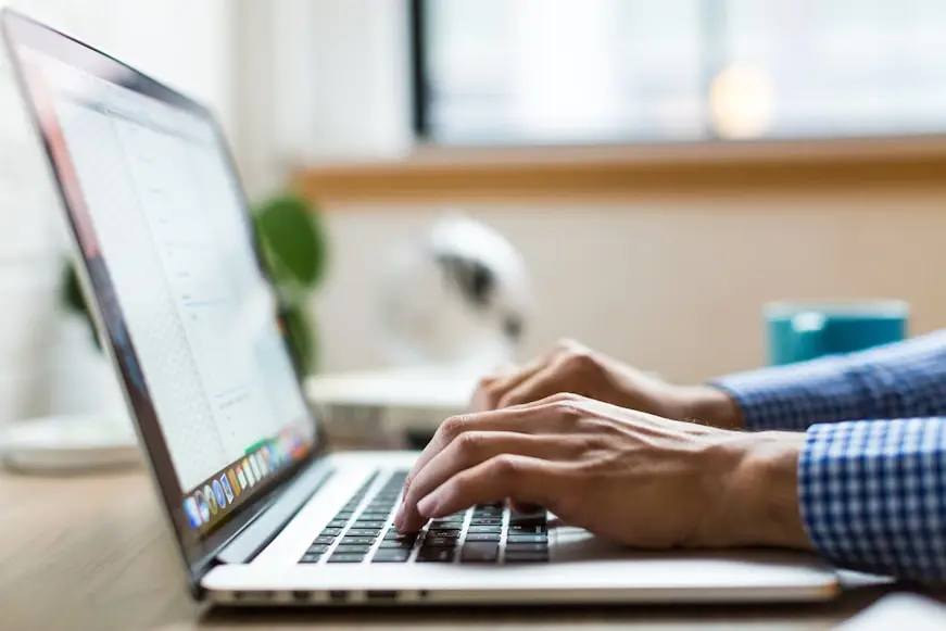 hombre en escritorio con una notebook